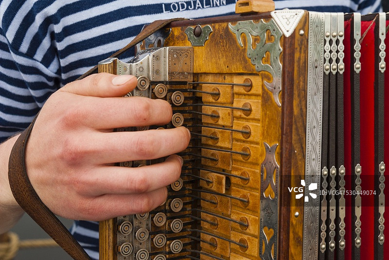 手风琴、音乐家群体、埃马约吉河、塔尔图、爱沙尼亚、波罗的海国家、欧洲图片素材