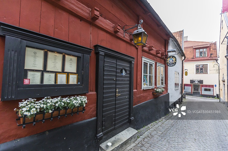 维斯比镇的村舍和鹅卵石街道，联合国教科文组织世界遗产，瑞典哥特兰岛图片素材