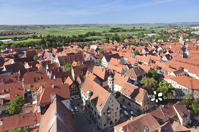 德国巴伐利亚浪漫之路诺德林根的老城区、市政厅和洛普辛格城门图片素材