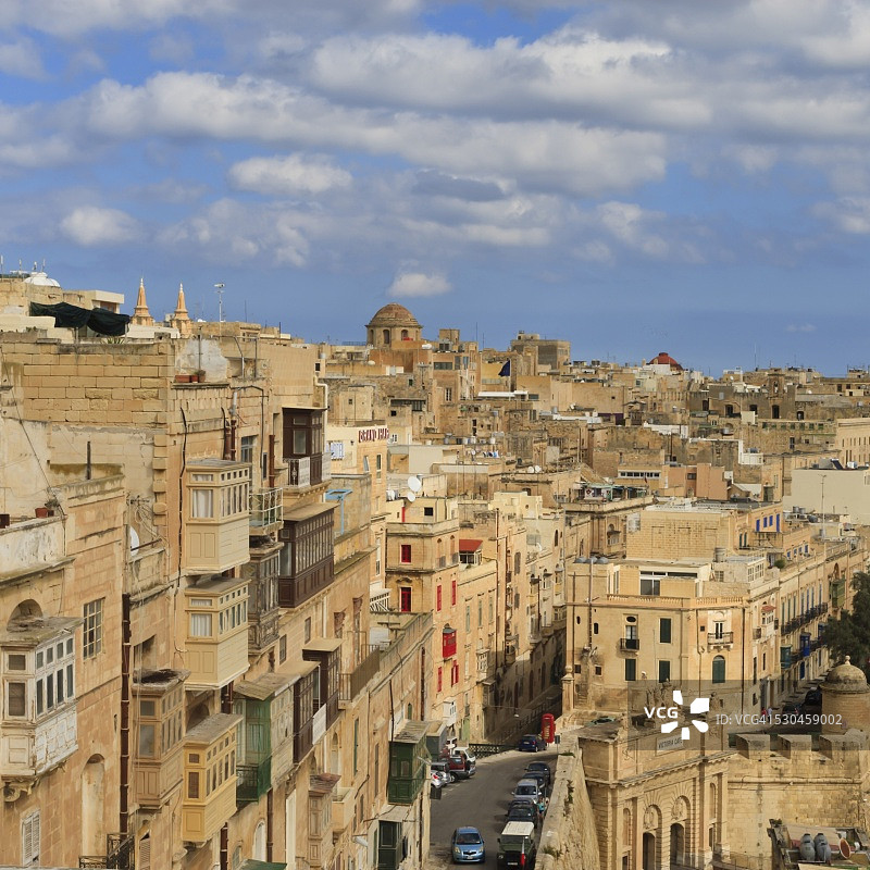 从瓦莱塔上巴拉卡花园眺望老城区和维多利亚门，马耳他，欧洲图片素材