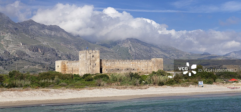 希腊克里特岛哈尼亚弗朗戈卡斯特洛的威尼斯城堡和莱夫卡奥里山脉图片素材