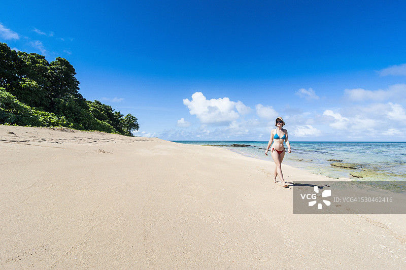 在汤加哈派群岛白色沙滩上散步的女人图片素材