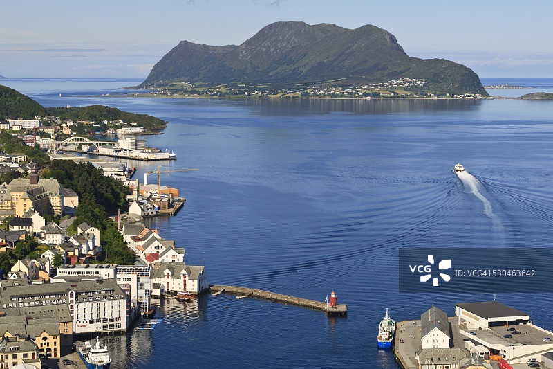 从阿克斯拉山上俯瞰奥勒松港和公海，挪威图片素材