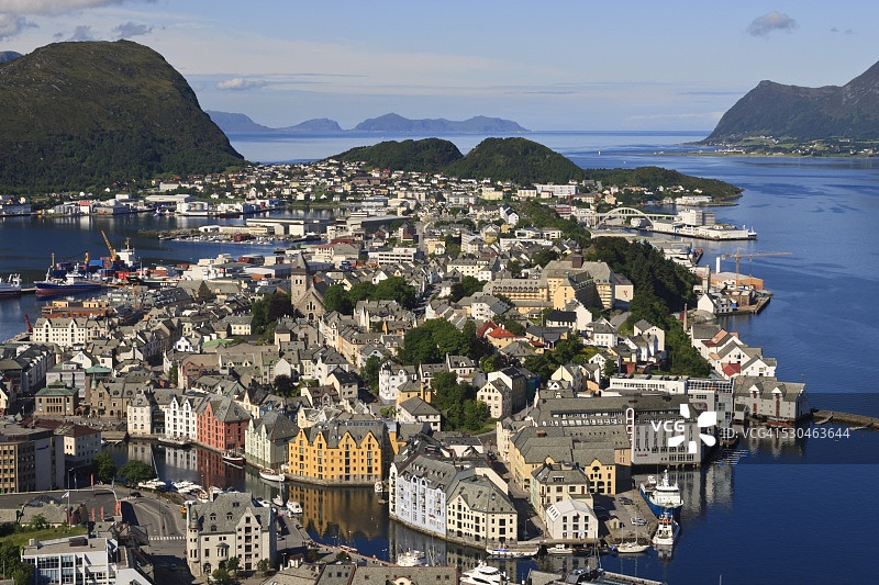 从阿克斯拉山上俯瞰奥勒松及周边水域，挪威图片素材