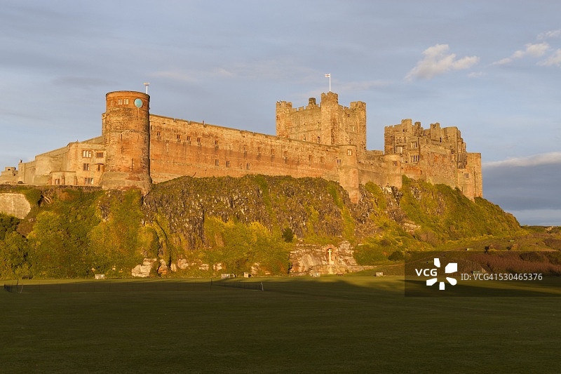 班堡城堡和板球绿地，位于英国诺森伯兰郡班堡图片素材