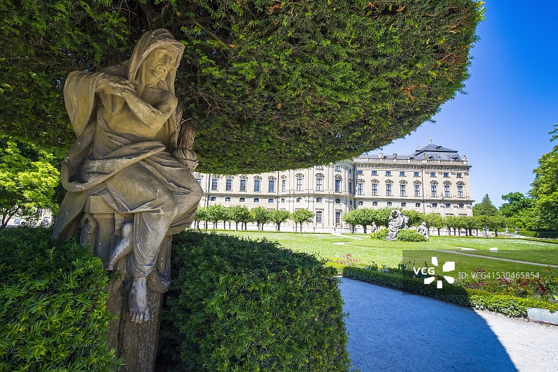 维尔茨堡主教宫巴洛克花园树下的雕像，德国图片素材