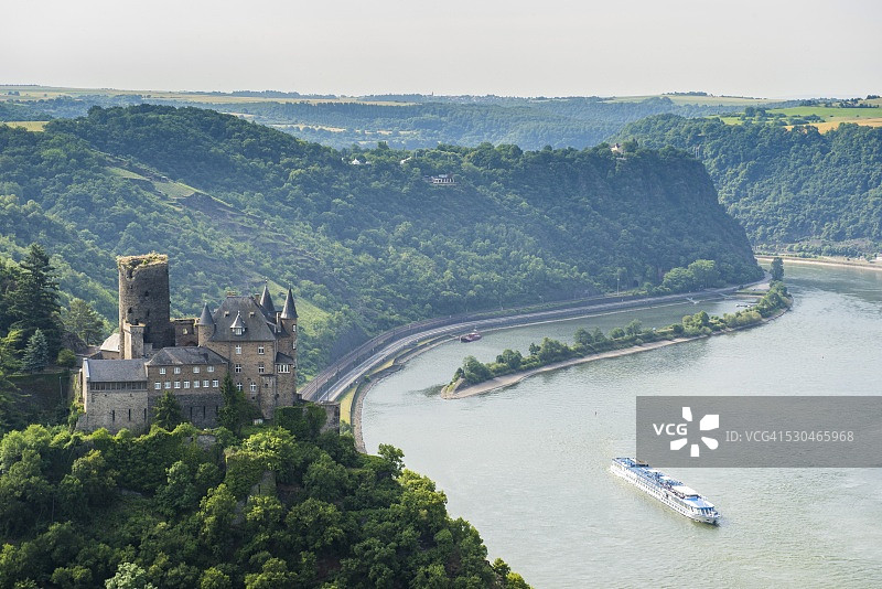 德国莱茵河畔圣戈阿尔斯豪森的卡茨城堡和洛雷莱，莱茵河峡谷，联合国教科文组织世界遗产图片素材