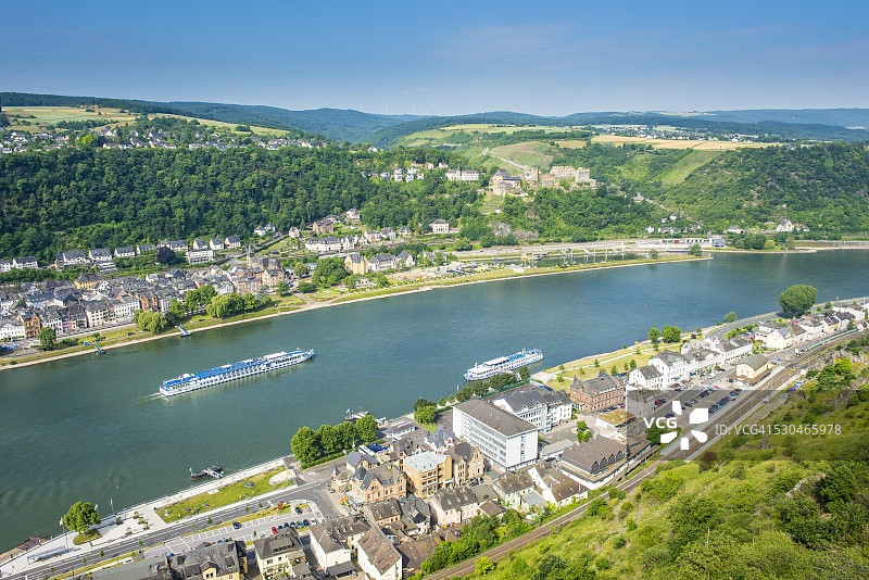 游轮驶过德国莱茵河畔圣戈阿尔斯豪森图片素材