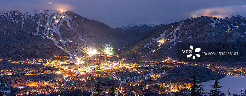 黄昏时的惠斯勒黑梳山图片素材