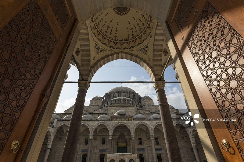 土耳其伊斯坦布尔苏莱曼清真寺集市区的华丽木门庭院入口清晨景色图片素材