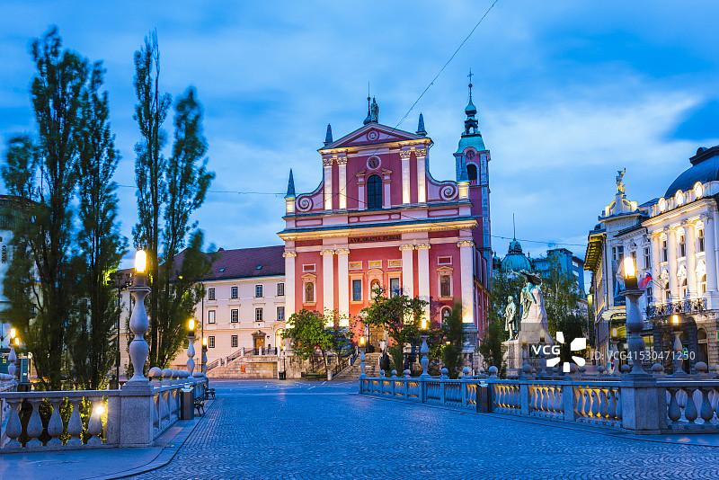 卢布尔雅那夜景：从三重桥看报喜圣方济各教堂，斯洛文尼亚图片素材