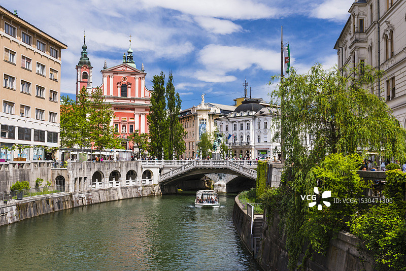卢布尔雅尼察河、三重桥和报喜教堂图片素材