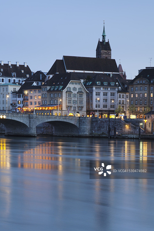 瑞士巴塞尔市大巴塞尔区中莱茵桥和马丁教堂图片素材