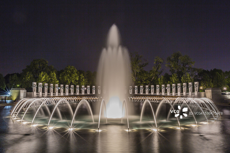 华盛顿二战纪念广场的喷泉和雕塑夜景，美国图片素材