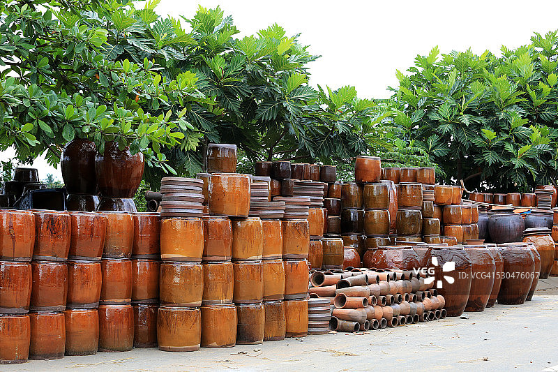 越南西贡河上的陶罐图片素材