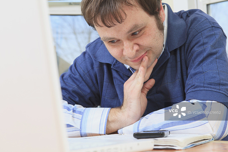 在家工作的科技工程师和程序员图片素材