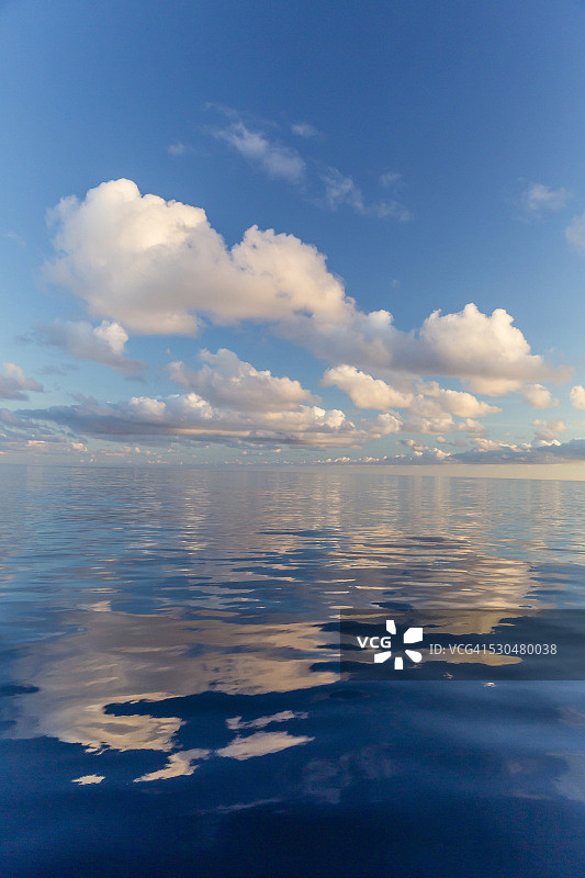 马德拉群岛德泽塔格兰德岛平静海面上的云彩倒影图片素材