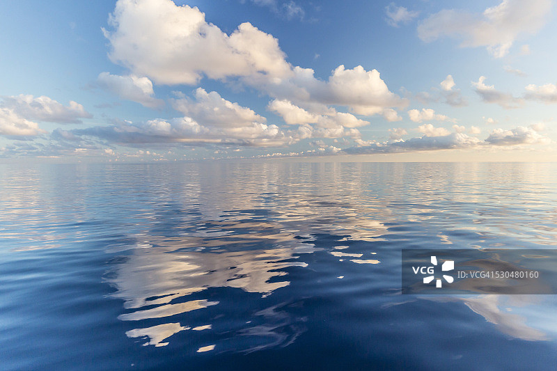 马德拉群岛德泽塔格兰德岛平静海面上的云彩倒影图片素材