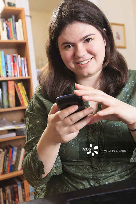 使用智能手机的阿斯伯格综合征女人图片素材