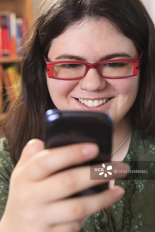 阅读短信的阿斯伯格综合征女人图片素材