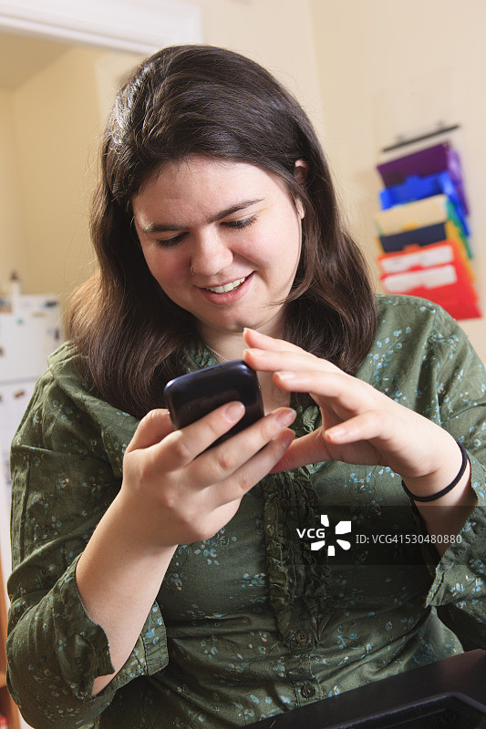 使用智能手机的阿斯伯格综合征女人图片素材