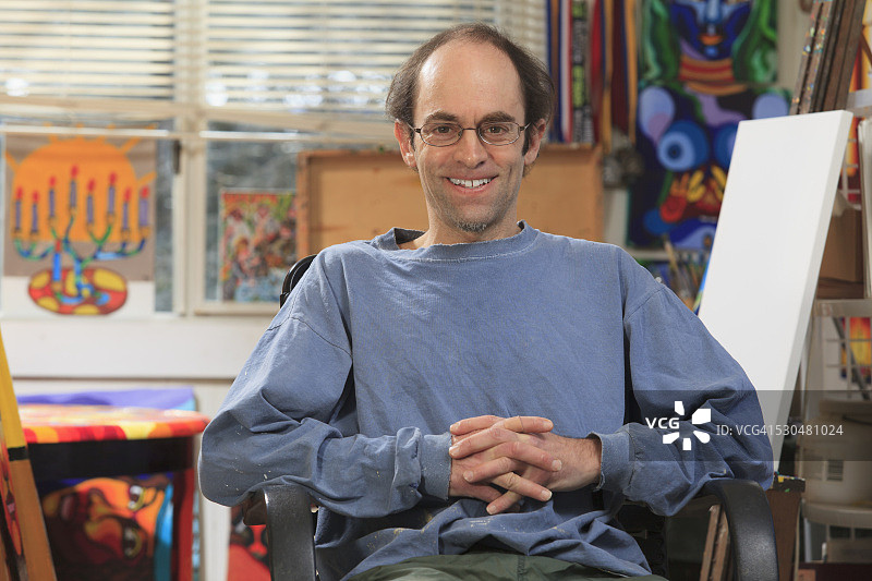 坐在艺术工作室里的男子图片素材