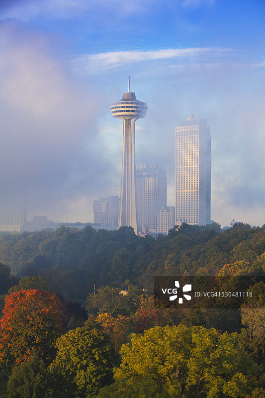 黎明时分，尼亚加拉大瀑布马蹄瀑布的雾气在加拿大安大略省尼亚加拉的Skylon塔前旋转图片素材
