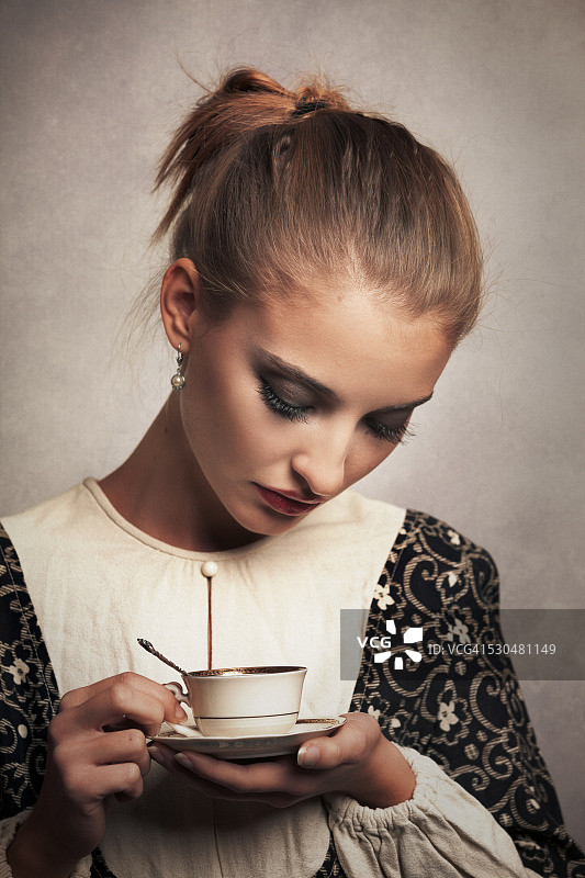 喝咖啡的复古年轻女人图片素材