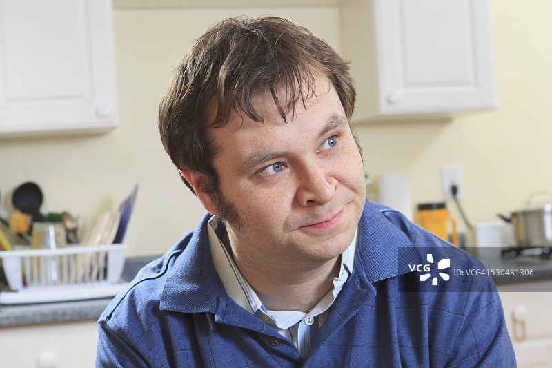 患有阿斯伯格综合征的男子独立生活图片素材