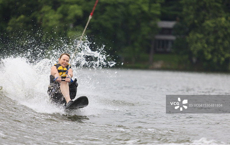女人单腿滑水图片素材