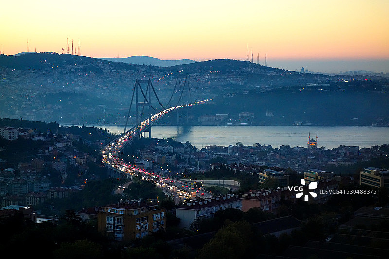 日出时的博斯普鲁斯海峡大桥图片素材