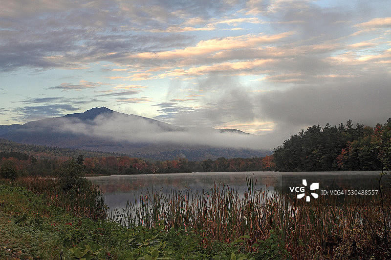 沿着安德罗斯科金河的麦迪逊山图片素材