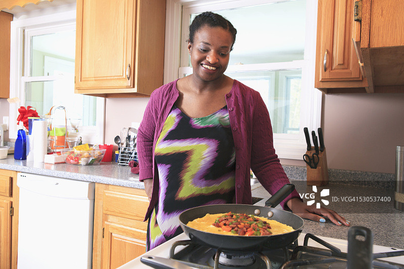 在厨房做饭的有学习障碍的女人图片素材