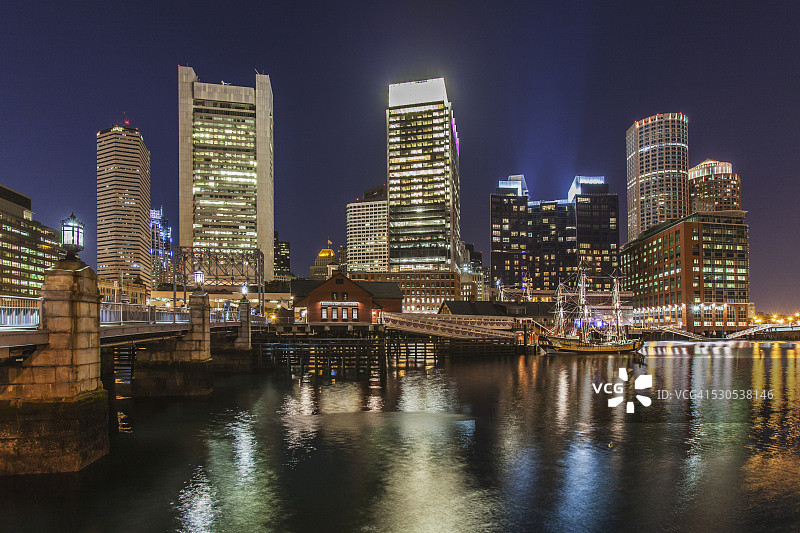 夜间灯火通明的摩天大楼，美国马萨诸塞州波士顿国会街大桥，炮台点海峡，南波士顿图片素材