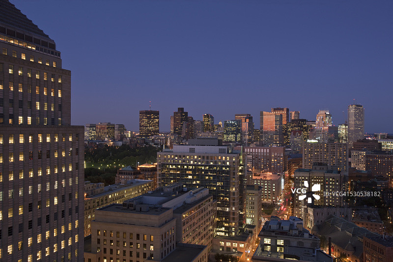 波士顿约翰汉考克大厦黄昏夜景图片素材