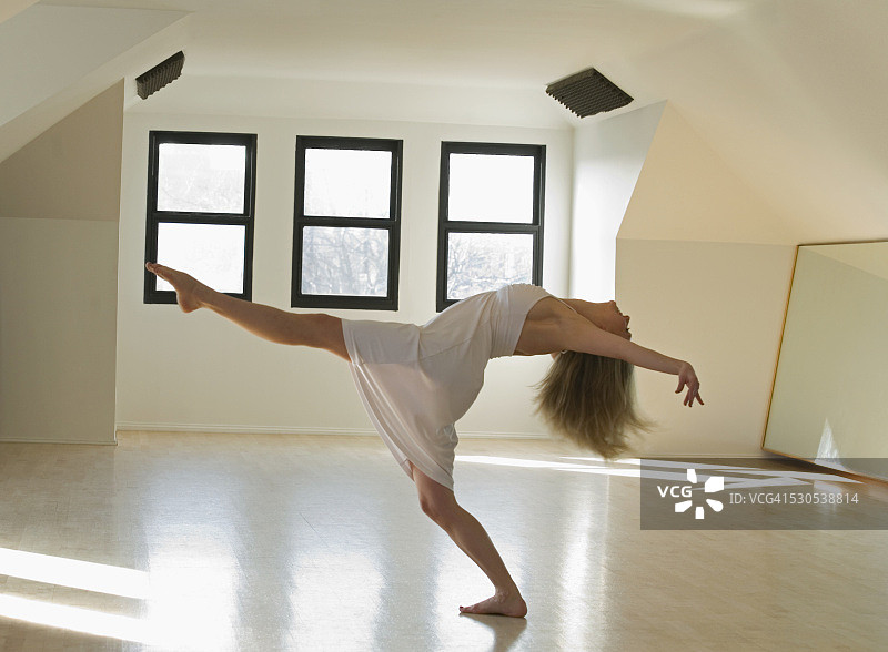 在舞厅里的阿根廷探戈舞者图片素材