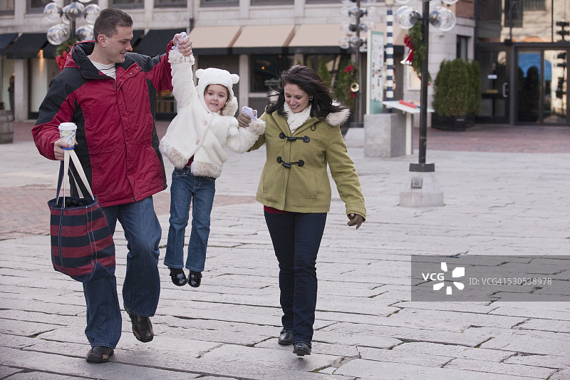 在波士顿圣诞购物的家庭图片素材