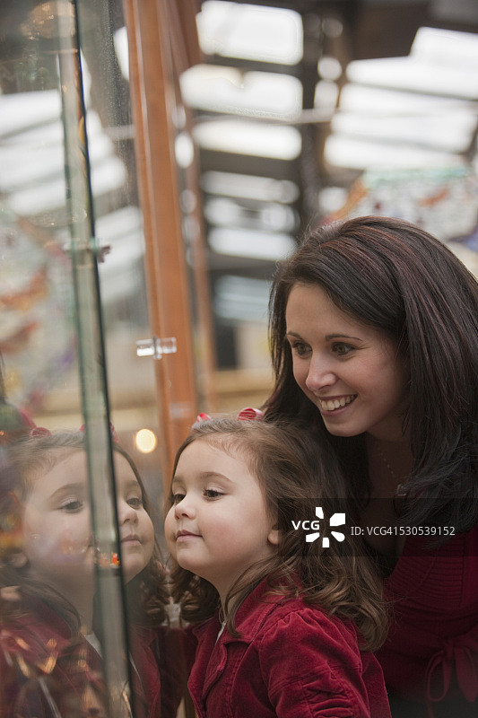 假日期间，女人和女儿在昆西市场橱窗购物图片素材