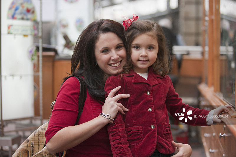 在昆西市场购物，和女儿一起微笑的女人肖像图片素材