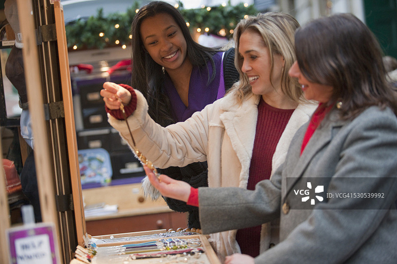 圣诞节女性朋友在商店购买珠宝图片素材