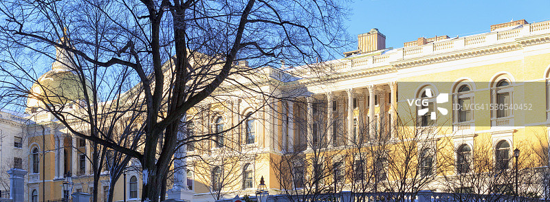 暴风雪后的马萨诸塞州议会大厦，位于美国萨福克县波士顿图片素材