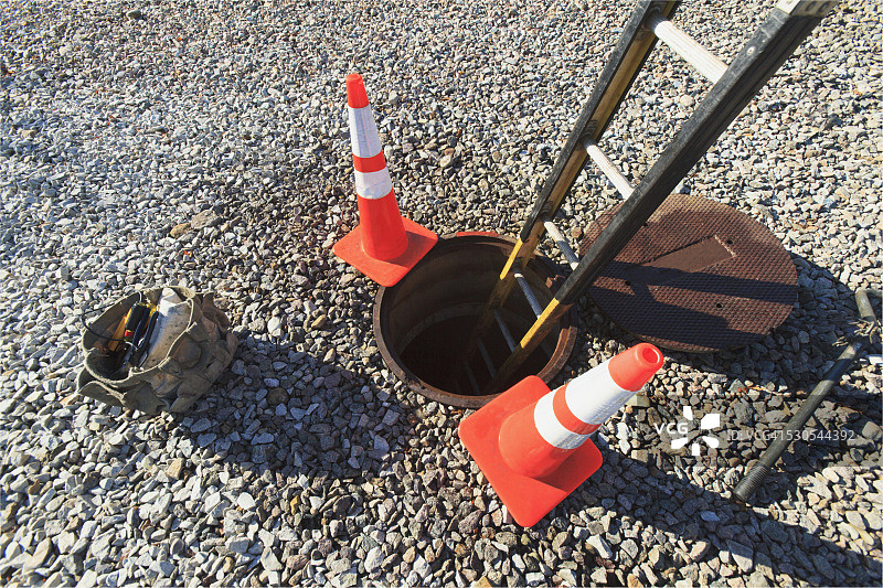 美国马萨诸塞州布伦特里高压配电站的沙井梯子和警示锥图片素材