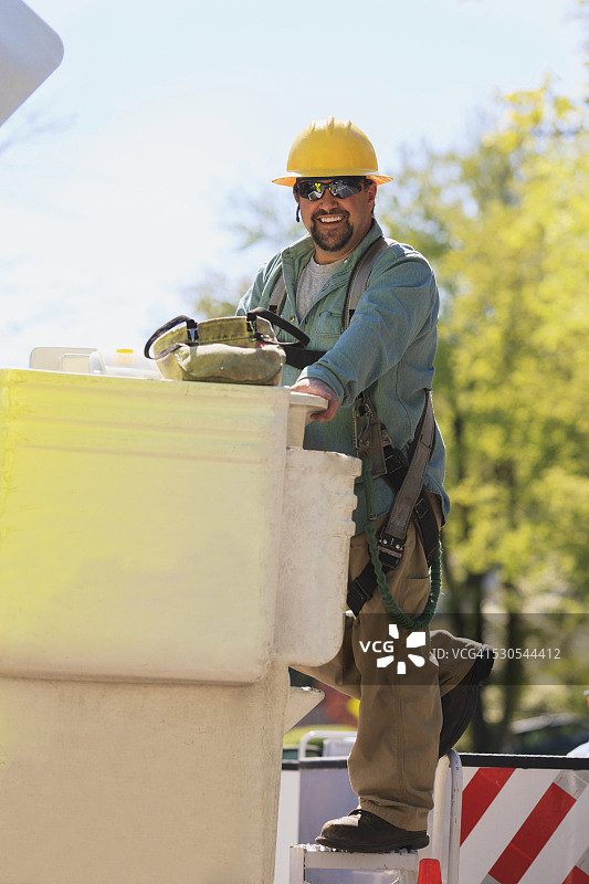 电力工程师准备乘坐升降斗，美国马萨诸塞州布伦特里图片素材