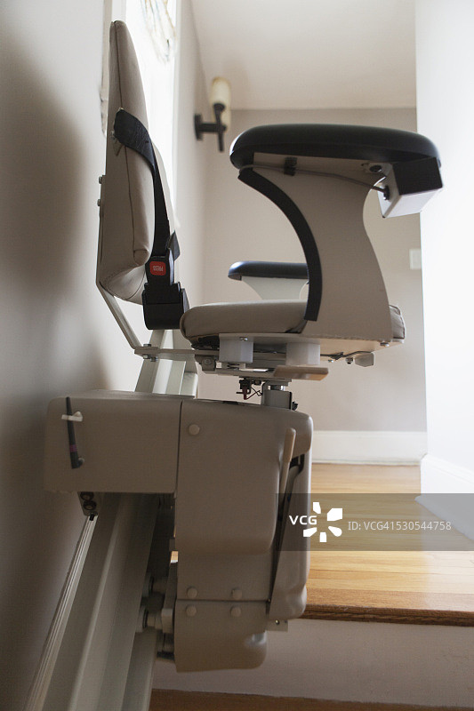 楼梯顶部的电动楼梯升降椅图片素材