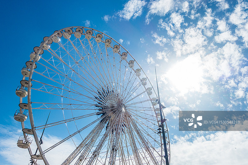 法国普罗旺斯-阿尔卑斯-蓝色海岸马赛的摩天轮图片素材