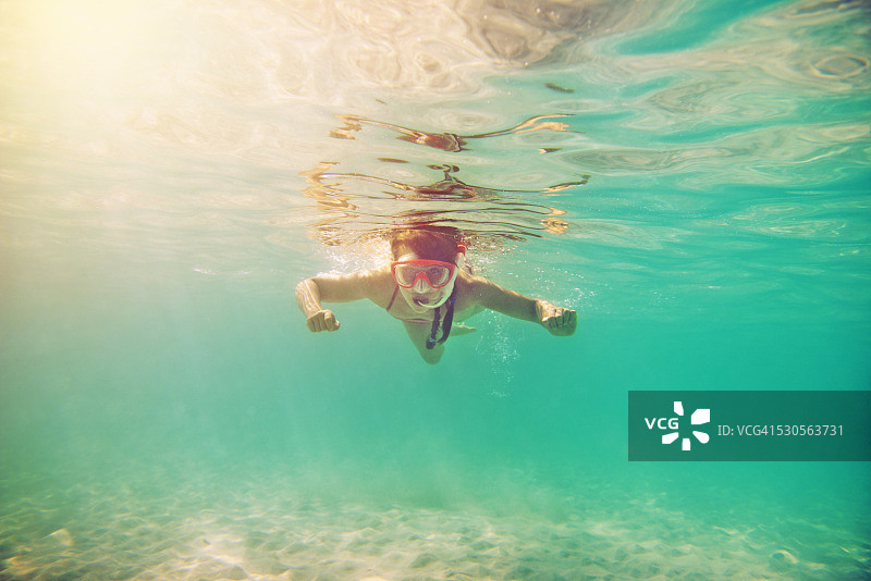 小女孩在海里浮潜图片素材