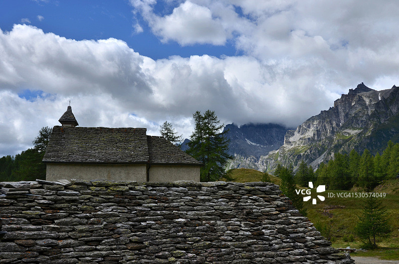 阿尔佩德韦罗的当地石屋顶图片素材