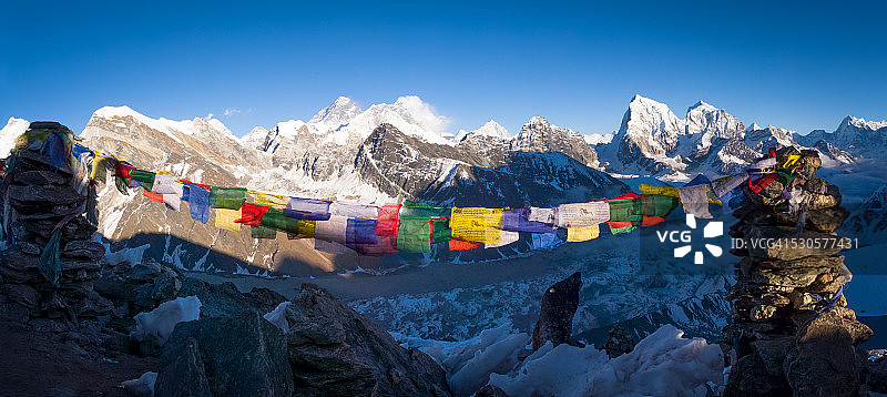喜马拉雅山 Gokyo Ri 的凯恩斯和祈祷旗图片素材
