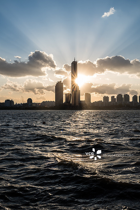 韩国首尔63大厦后的日落图片素材