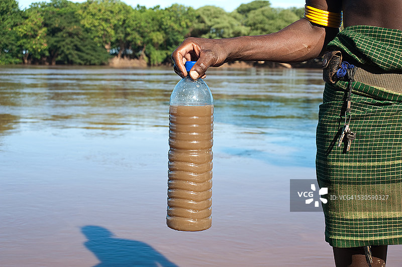 待饮用的脏水瓶图片素材